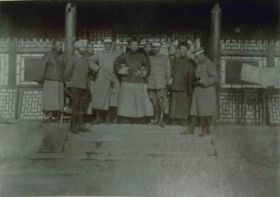 Seite 36-03 Soldaten mit Chinesen.jpg