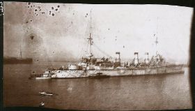 5 a Japanisches Kriegsschiff im Hafen von Colombo.jpg
