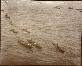 18 Malayen-Canoe (Kanu) im Hafen von Singapore.jpg